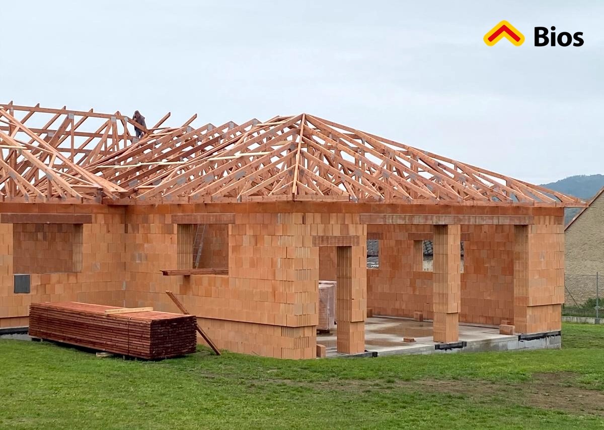 Členitá valbová střecha_rodinný dům